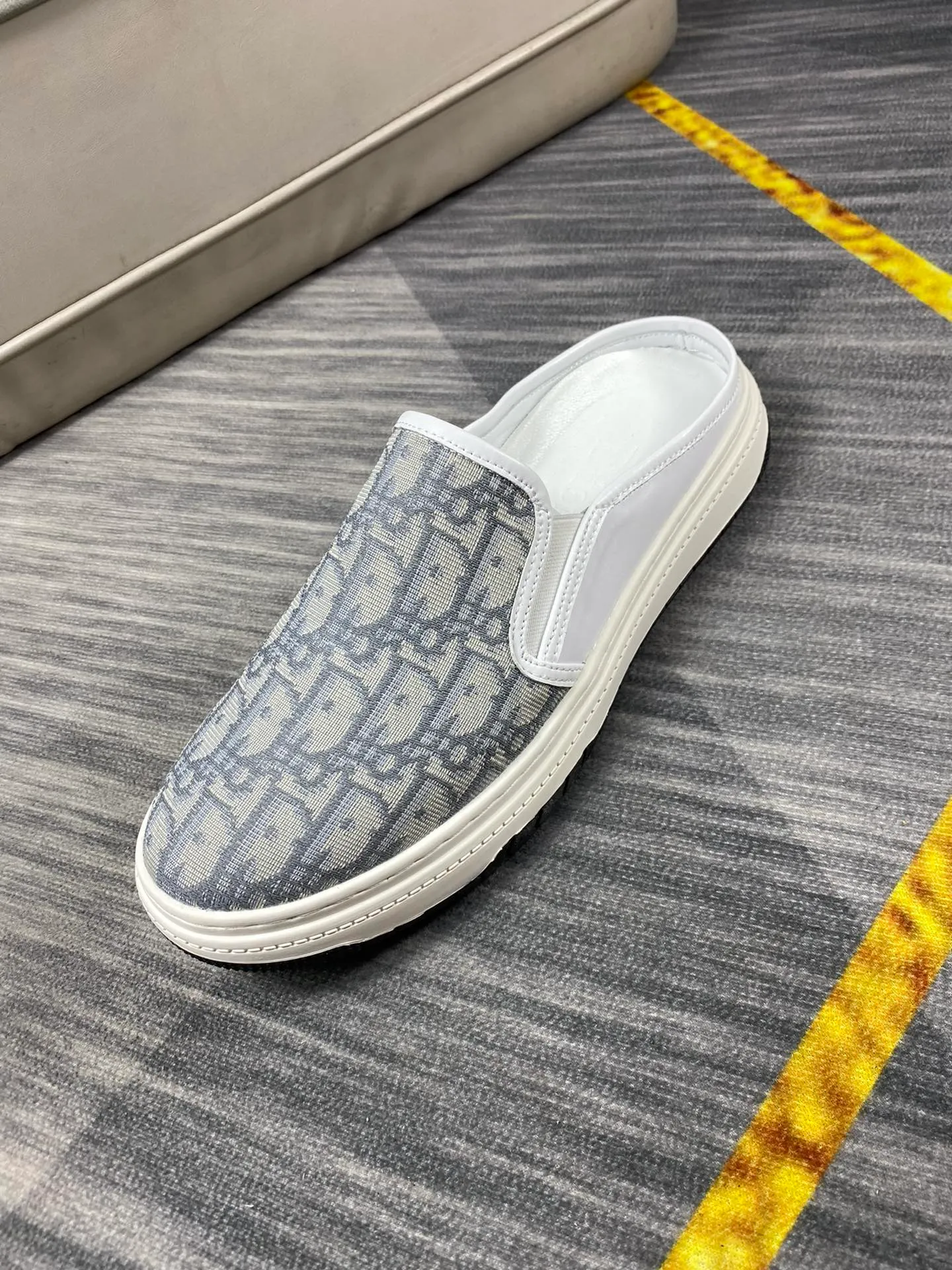P380 Dior men's casual half-drag👞. Handsome and versatile low-top shoes, with exquisite branded jacquard fabric for the upper, sheepskin lining for the feet, 🌺🌺perfect shoe last, 🌲🌲fashionable and handsome, comfortable on the feet, 🚗🚗wear-resistant and non-slip rubber outsole. Code number: 38-44. 45 is custom-made and cannot be returned or exchanged